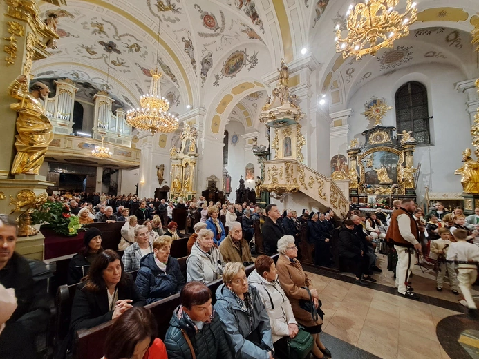 Bochnia. Rozpoczęcie Tygodnia Maryjnego i wprowadzenie relikwii bł. Jerzego Popiełuszki