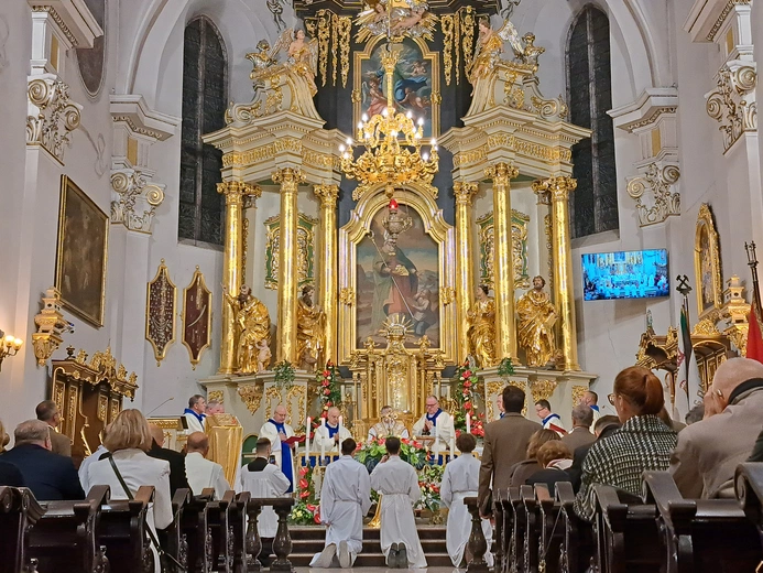 Bochnia. Rozpoczęcie Tygodnia Maryjnego i wprowadzenie relikwii bł. Jerzego Popiełuszki