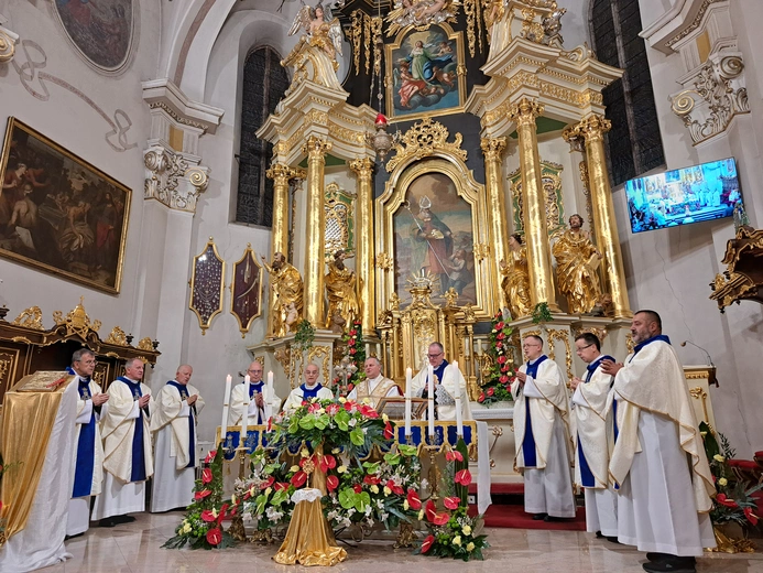 Bochnia. Rozpoczęcie Tygodnia Maryjnego i wprowadzenie relikwii bł. Jerzego Popiełuszki