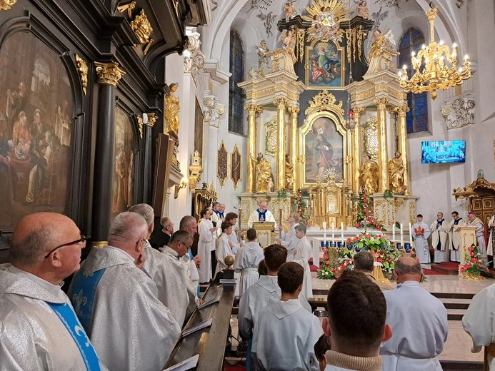Bochnia. Rozpoczęcie Tygodnia Maryjnego i wprowadzenie relikwii bł. Jerzego Popiełuszki