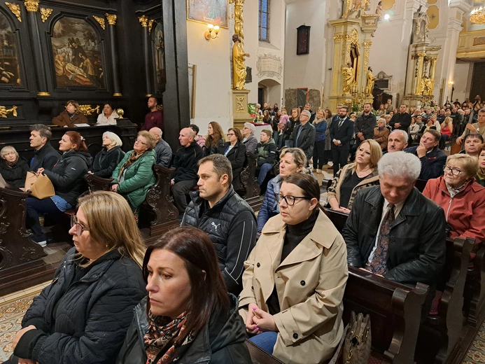 Bochnia. Rozpoczęcie Tygodnia Maryjnego i wprowadzenie relikwii bł. Jerzego Popiełuszki