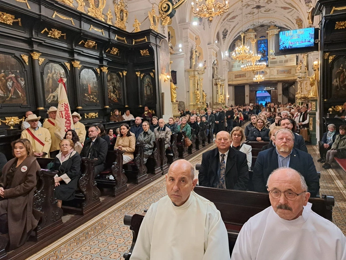 Bochnia. Rozpoczęcie Tygodnia Maryjnego i wprowadzenie relikwii bł. Jerzego Popiełuszki