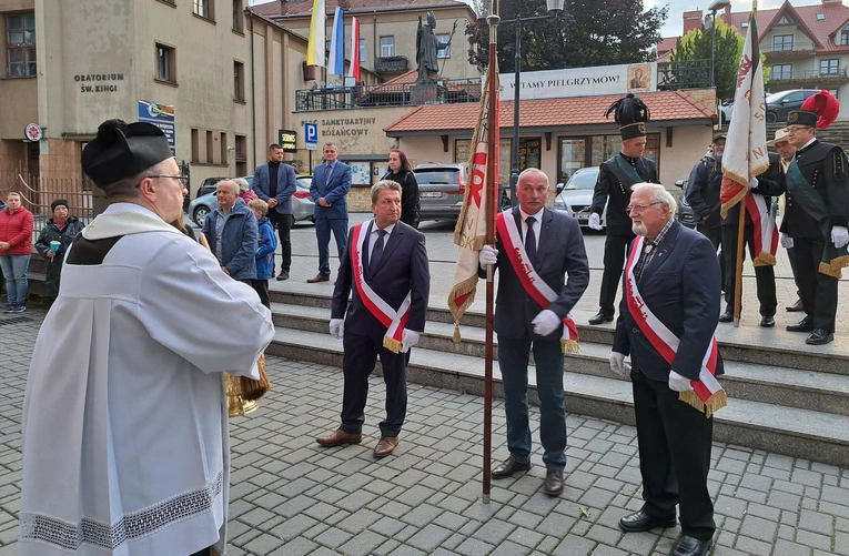 Bochnia. Rozpoczęcie Tygodnia Maryjnego i wprowadzenie relikwii bł. Jerzego Popiełuszki