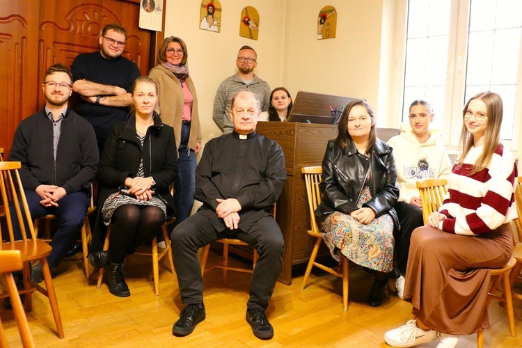 - Do DSO zapraszam wszystkich, którzy kochają muzykę kościelną i którzy czują w sercu, że chcieliby służyć Kościołowi przez akompaniament, który ma dwa cele - uświęcenie ludzi i oddawanie chwały Bogu - mówi ks. Andrzej Zarzycki.