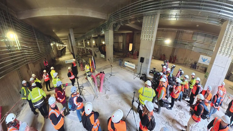 Szczególnie intensywne prace trwają w tunelu szlakowym pomiędzy krańcową stacją Karolin na Bemowie a STP Mory. Tunel oznaczony jako D01 ma długość 392 metrów i został zaprojektowany częściowo w wykopie otwartym, a częściowo metodą podstropową. Różnica wysokości pomiędzy początkiem a końcem tunelu wynosi 13 metrów.