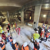 Szczególnie intensywne prace trwają w tunelu szlakowym pomiędzy krańcową stacją Karolin na Bemowie a STP Mory. Tunel oznaczony jako D01 ma długość 392 metrów i został zaprojektowany częściowo w wykopie otwartym, a częściowo metodą podstropową. Różnica wysokości pomiędzy początkiem a końcem tunelu wynosi 13 metrów.