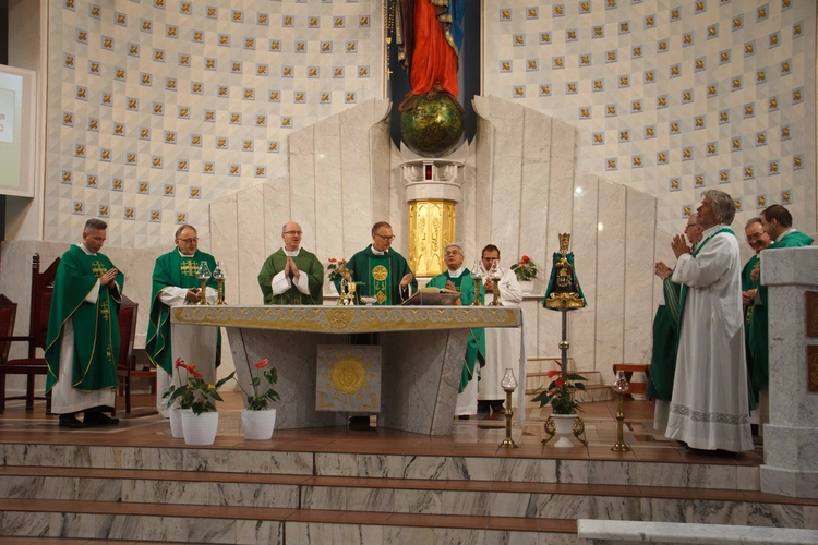 Dekanat dzierżoniowski jako jeden z pierwszych gościł figurkę.