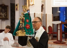 Ojciec Piotr Wiśniewski z figurą Matki Bożej Bardzkiej.