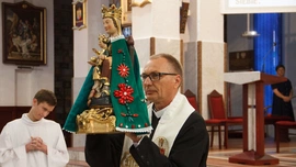Ojciec Piotr Wiśniewski z figurą Matki Bożej Bardzkiej.