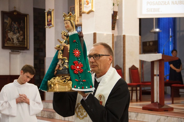Ojciec Piotr Wiśniewski z figurą Matki Bożej Bardzkiej.