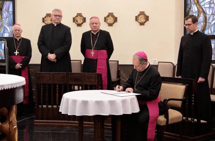 Abp Przybylski kanonicznie objął rządy w archidiecezji katowickiej, cz. 1
