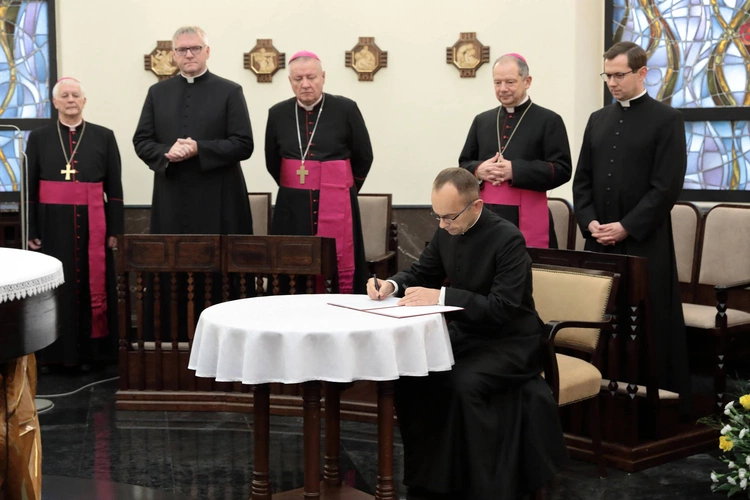 Abp Przybylski kanonicznie objął rządy w archidiecezji katowickiej, cz. 1