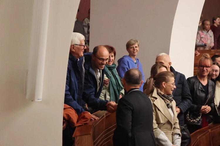 Wieczór uwielbienia z abp. Andrzejem Przybylskim [zdjęcia]