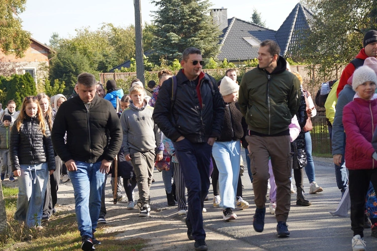 Różańcowa pielgrzymka z Chrząstawy Wielkiej do Nadolic Wielkich