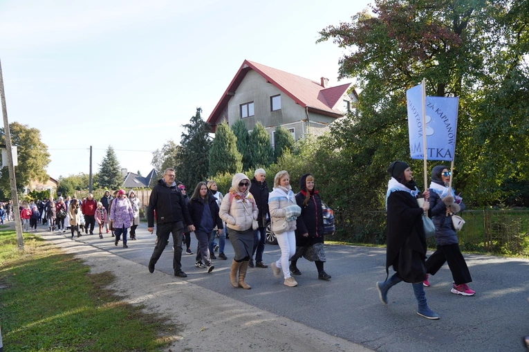 Różańcowa procesja z Chrząstawy Wielkiej do Nadolic Wielkich