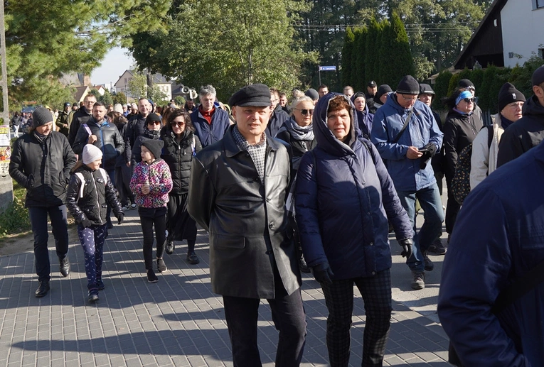 Różańcowa procesja z Chrząstawy Wielkiej do Nadolic Wielkich