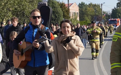 Różańcowa procesja z Chrząstawy Wielkiej do Nadolic Wielkich