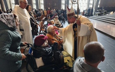 Bp Michał Janocha: Różaniec to antyteza ducha tego świata