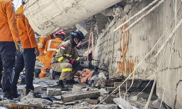 Indonezja: 37 ofiar śmiertelnych zawalenia się szkoły w Sidoarjo