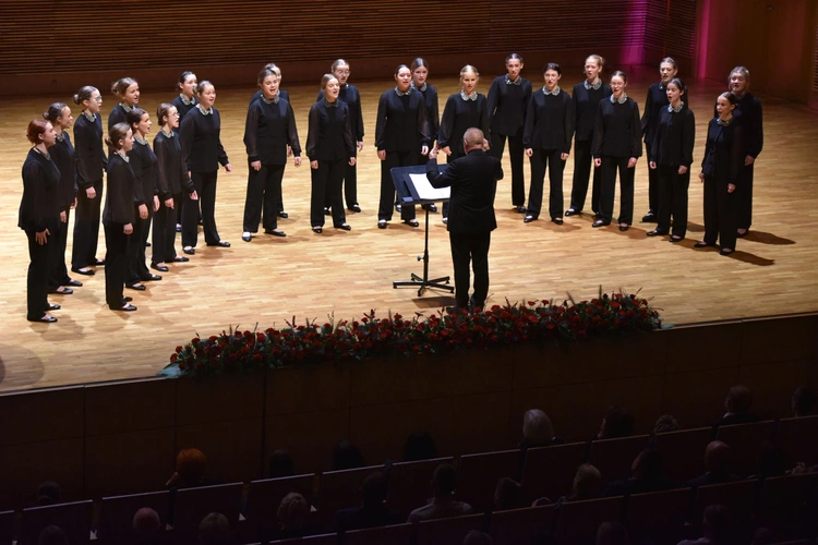 40 lat Puellae Orantes