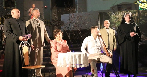 Tytułowym źródłem nadziei i pojednań bohaterów staje się Boże Miłosierdzie. 