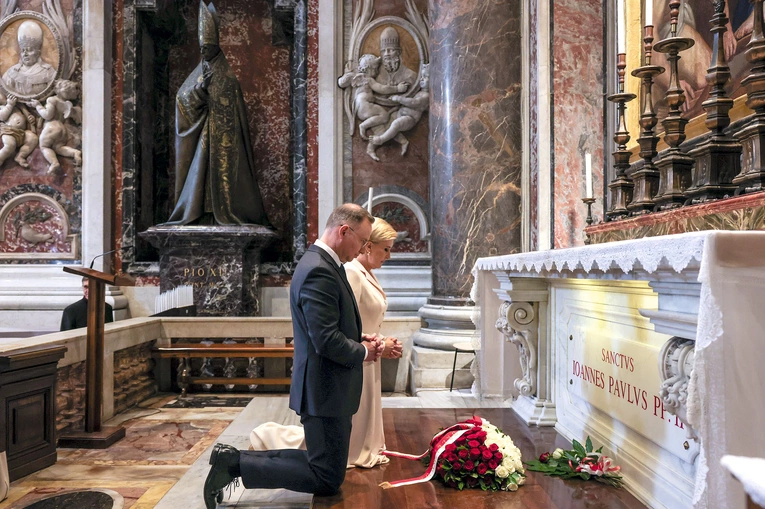 „Jako prezydent miałem zaszczyt wielokrotnie bywać w Watykanie, zawsze wtedy odwiedzałem grób papieża Polaka” – wyznaje w swojej książce Andrzej Duda.