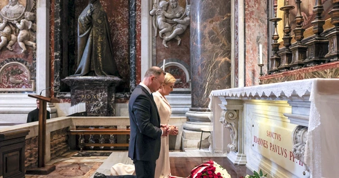 „Jako prezydent miałem zaszczyt wielokrotnie bywać w Watykanie, zawsze wtedy odwiedzałem grób papieża Polaka” – wyznaje w swojej książce Andrzej Duda.