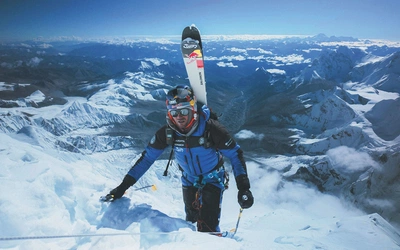Andrzej Bargiel jako pierwszy w historii zjechał na nartach z najwyższego szczytu na Ziemi Mount Everestu. 
