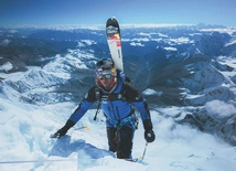 Andrzej Bargiel jako pierwszy w historii zjechał na nartach z najwyższego szczytu na Ziemi Mount Everestu. 