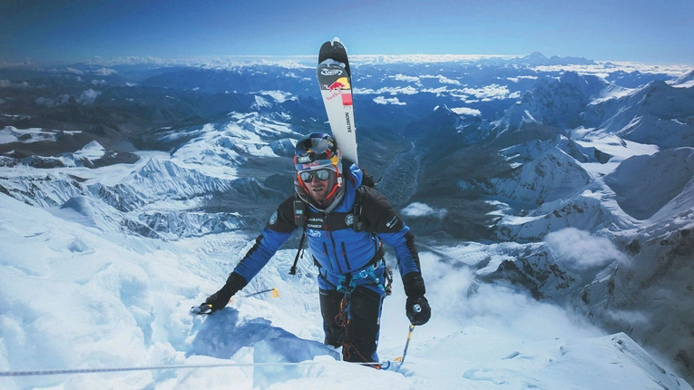 Andrzej Bargiel jako pierwszy w historii zjechał na nartach z najwyższego szczytu na Ziemi Mount Everestu. 