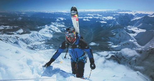 Andrzej Bargiel jako pierwszy w historii zjechał na nartach z najwyższego szczytu na Ziemi Mount Everestu. 