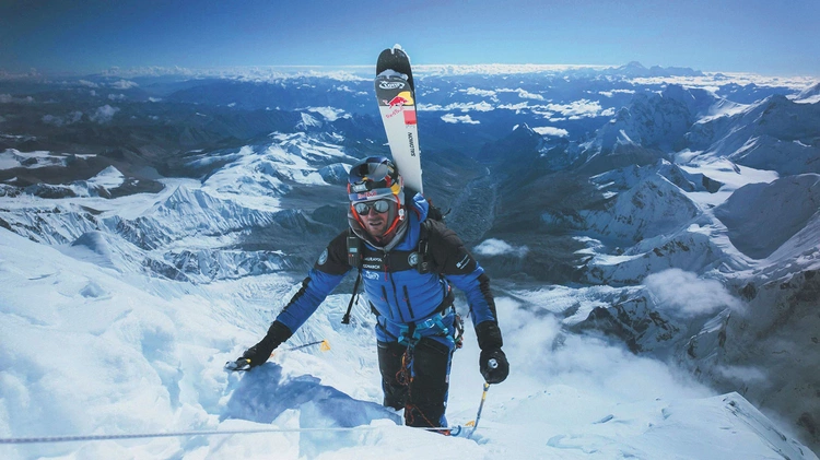 Andrzej Bargiel jako pierwszy w historii zjechał na nartach z najwyższego szczytu na Ziemi Mount Everestu. 