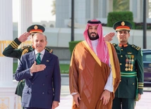 Następca tronu Arabii Saudyjskiej, książę Mohammed bin Salman (z prawej), i premier Pakistanu Shehbaz Sharif podpisali w Rijadzie strategiczny pakt obronny o wzajemnej pomocy wojskowej w przypadku agresji innych państw. 