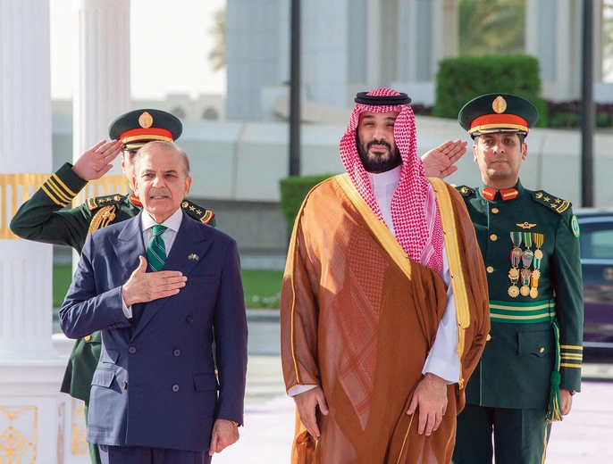 Następca tronu Arabii Saudyjskiej, książę Mohammed bin Salman (z prawej), i premier Pakistanu Shehbaz Sharif podpisali w Rijadzie strategiczny pakt obronny o wzajemnej pomocy wojskowej w przypadku agresji innych państw. 