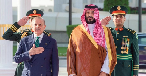 Następca tronu Arabii Saudyjskiej, książę Mohammed bin Salman (z prawej), i premier Pakistanu Shehbaz Sharif podpisali w Rijadzie strategiczny pakt obronny o wzajemnej pomocy wojskowej w przypadku agresji innych państw. 