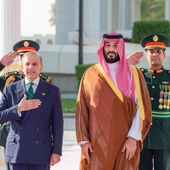 Następca tronu Arabii Saudyjskiej, książę Mohammed bin Salman (z prawej), i premier Pakistanu Shehbaz Sharif podpisali w Rijadzie strategiczny pakt obronny o wzajemnej pomocy wojskowej w przypadku agresji innych państw. 