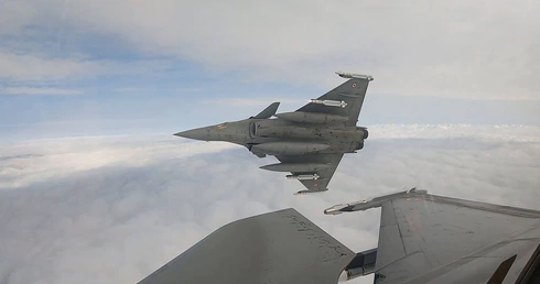 Myśliwiec Dassault Rafale B francuskich sił powietrznych w polskiej przestrzeni powietrznej podczas ćwiczeń w ramach operacji NATO Wschodnia Straż.