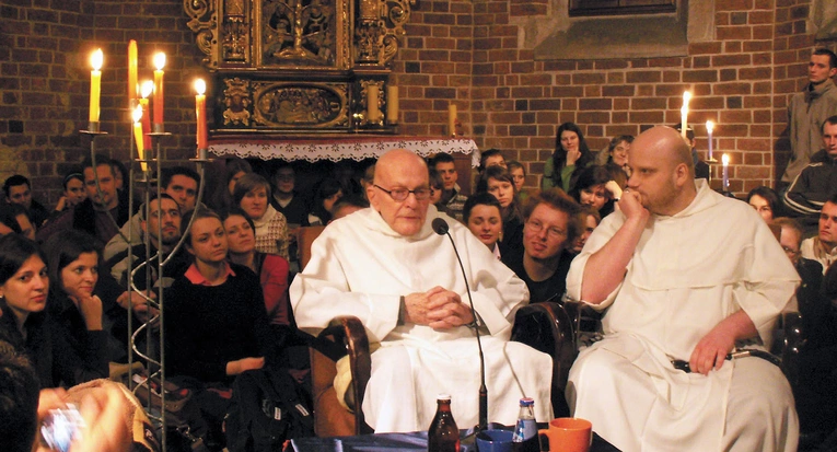 Historię Beczki poznajemy m.in. przez opowieści kolejnych duszpasterzy wspólnoty. Na zdjęciu o. Joachim Badeni i o. Adam Szustak. 