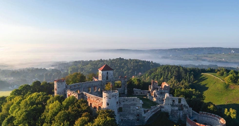 Zamek Tenczyn wznosi się na wulkanicznym wzgórzu 25 km na zachód od Krakowa.
