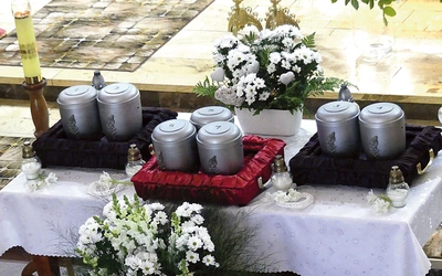 Urny z prochami dzieci będą pochowane  na Leszczynach.