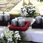 Urny z prochami dzieci będą pochowane  na Leszczynach.