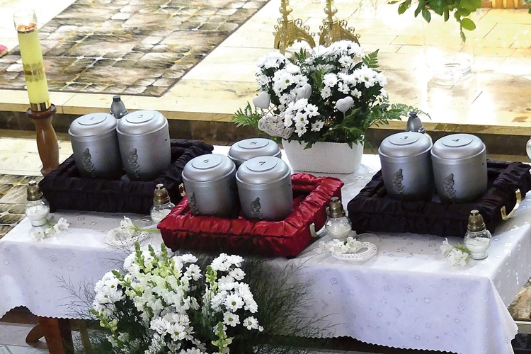 Urny z prochami dzieci będą pochowane  na Leszczynach.