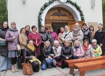  Kobieca ekipa przed sanktuarium. W diecezji koszalińsko- -kołobrzeskiej grupy kobiet szensztackich prowadzone są w Koszalinie (w parafii pw. Ducha Świętego,  parafii  pw. Marcina oraz na Górze Chełmskiej), w Świdwinie i w Bobolicach. Planowana jest też grupa w Szczecinku. 