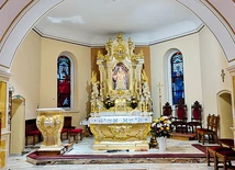 Fundatorem figury w ołtarzu głównym był Leon Dąbrowski z Częstkowa.