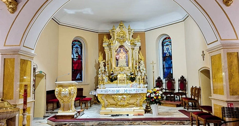 Fundatorem figury w ołtarzu głównym był Leon Dąbrowski z Częstkowa.