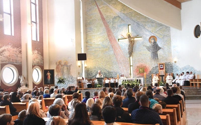 – To, co było znakiem największego zła, stało się znakiem największego błogosławieństwa. Bo w Jego ranach jest nasze uzdrowienie  – powiedział w homilii pasterz. 