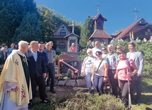 Uczestnicy uroczystości poświęcenia obelisku pamięci Stefana Jakubowskiego z ks. prał. Stanisławem Czernikiem. 