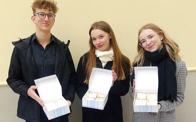 Oazowicze zaprosili na kiermasz kremówek. 