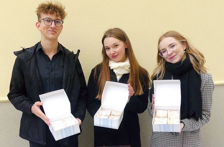 Oazowicze zaprosili na kiermasz kremówek. 