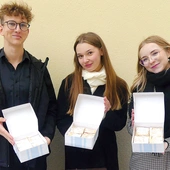 Oazowicze zaprosili na kiermasz kremówek. 